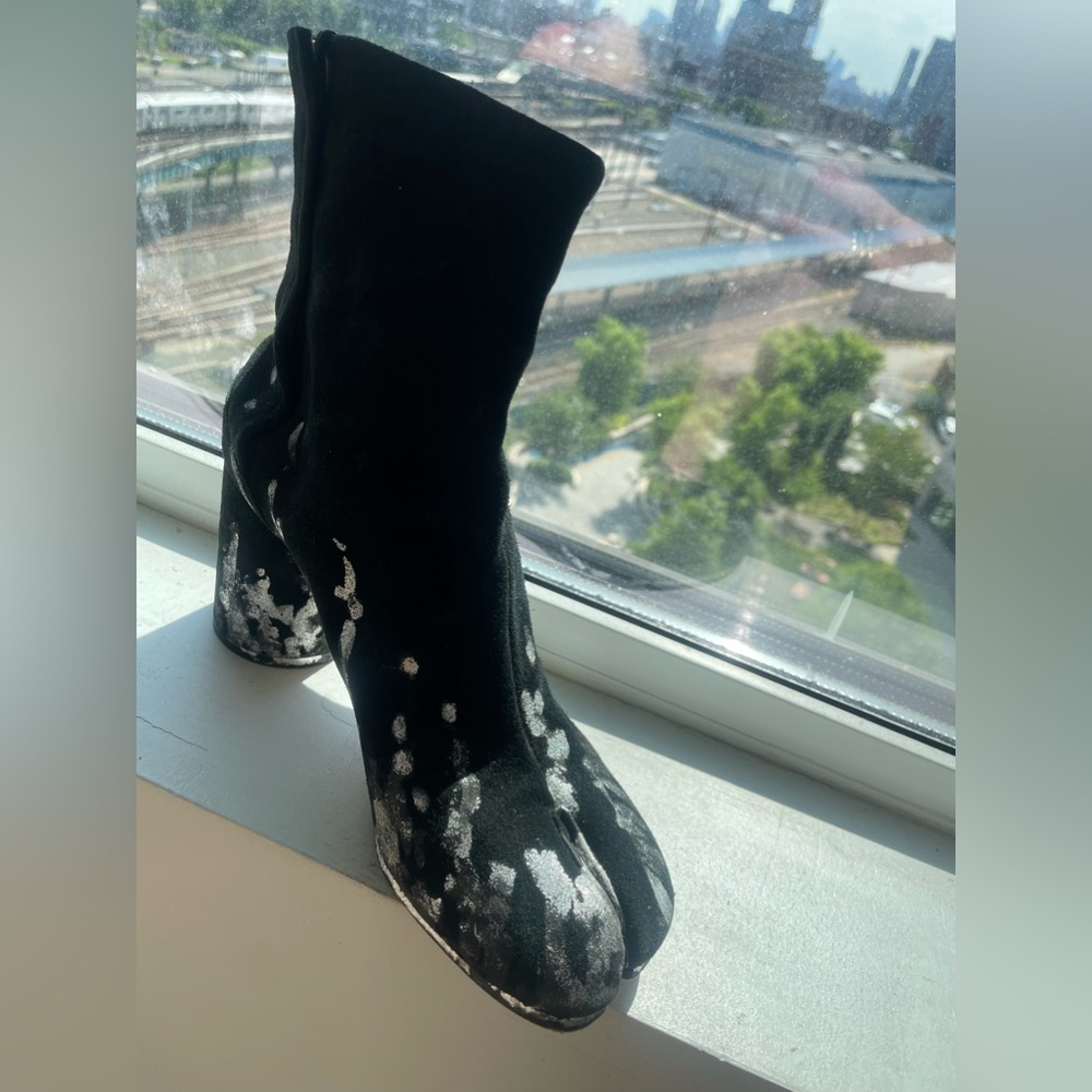 Chic MARGIELA black + silver GRAFFITI TABI BOOTS excellent sz 40 / 9